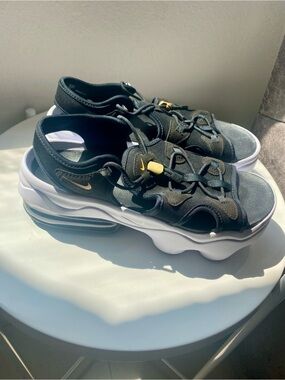 New Nike Air Max Koko Platform Sandals Women's Size 11 Black/White/Gold